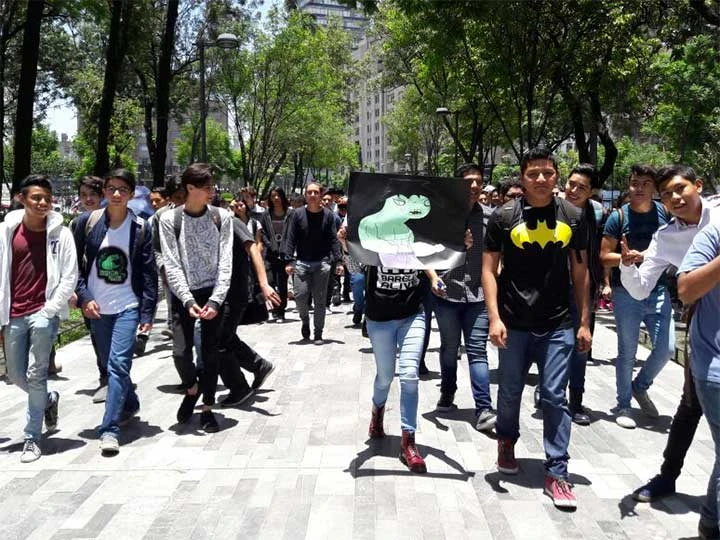 Legi%3Fn_Holk_-_Marcha_de_protesta.webp