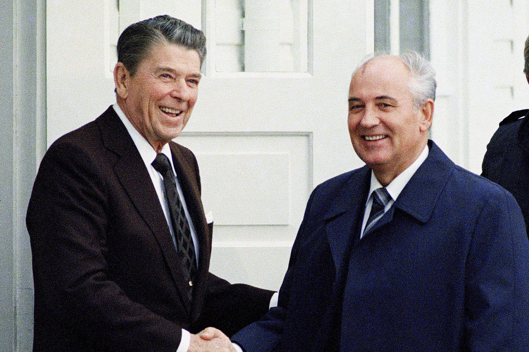 mikhail_gorbachev_and_ronald_reagan_1986.jpg