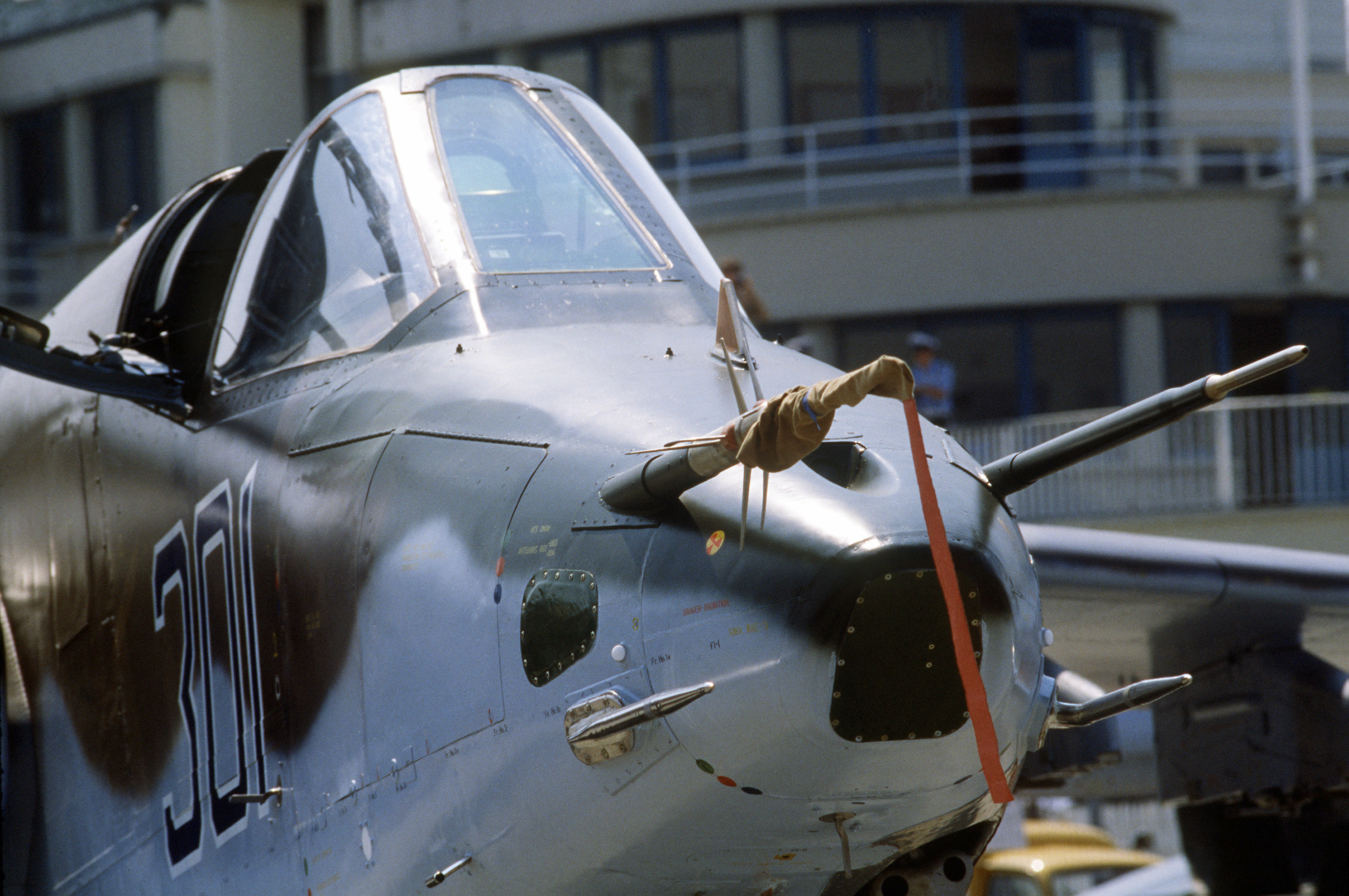 Su-25_Nose_view_-_Le_Bourget.JPEG