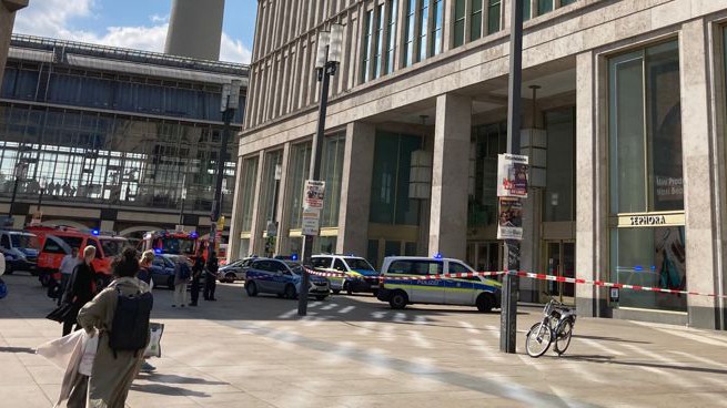 Everything is cordoned off in front of the Galeria Kaufhof branch on Alexanderplatz.  A trans person lit himself here (Photo: private)